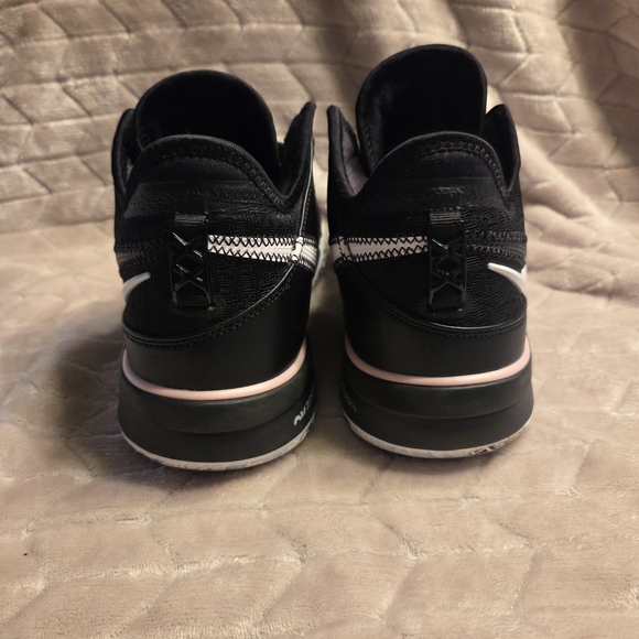 Nike Black and White Athletic Shoes - Picture 3 of 7